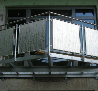 Balkonkonstruktion mit Geländerfüllung aus Strukturblech