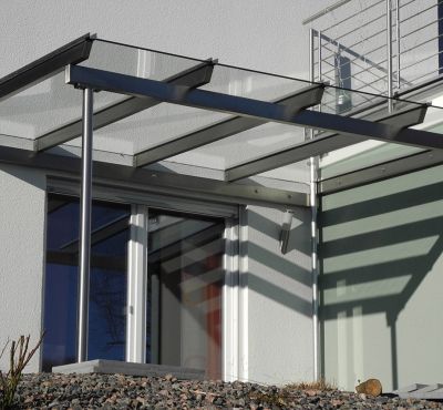 Terrassenüberdachung aus Edesltahlträgern mit Glaseindeckung