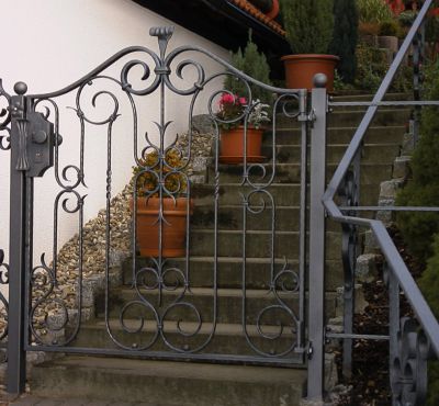 geschmiedetes Eingangstürchen und Handlauf mit geschmiedeten Pfosten