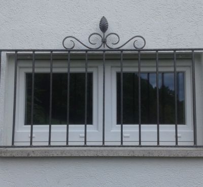 Fenstergitter mit geschmiedeter Krone