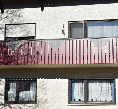 Aluminiumprofile in rot an vorhandenem Gestell mit Lochblech-Applikationen