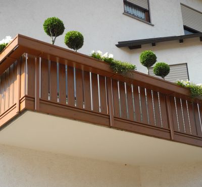 Komplettkassetten Modell Straßburg mit Blumenbank in Holzdekor